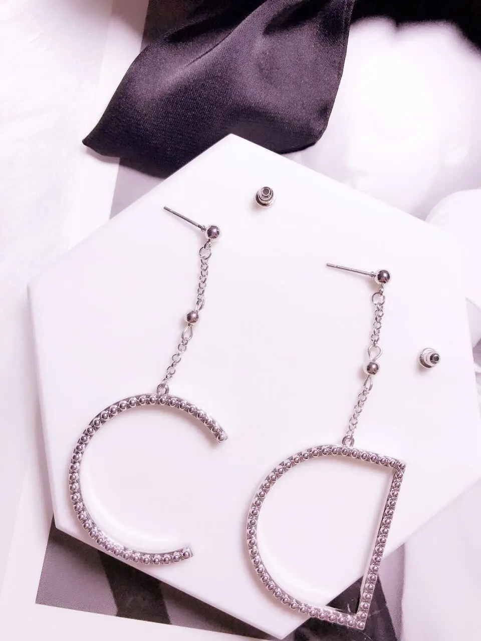 Бесплатная доставка стиль покрытием сплава буквы CD с небольшой круглый жемчуг