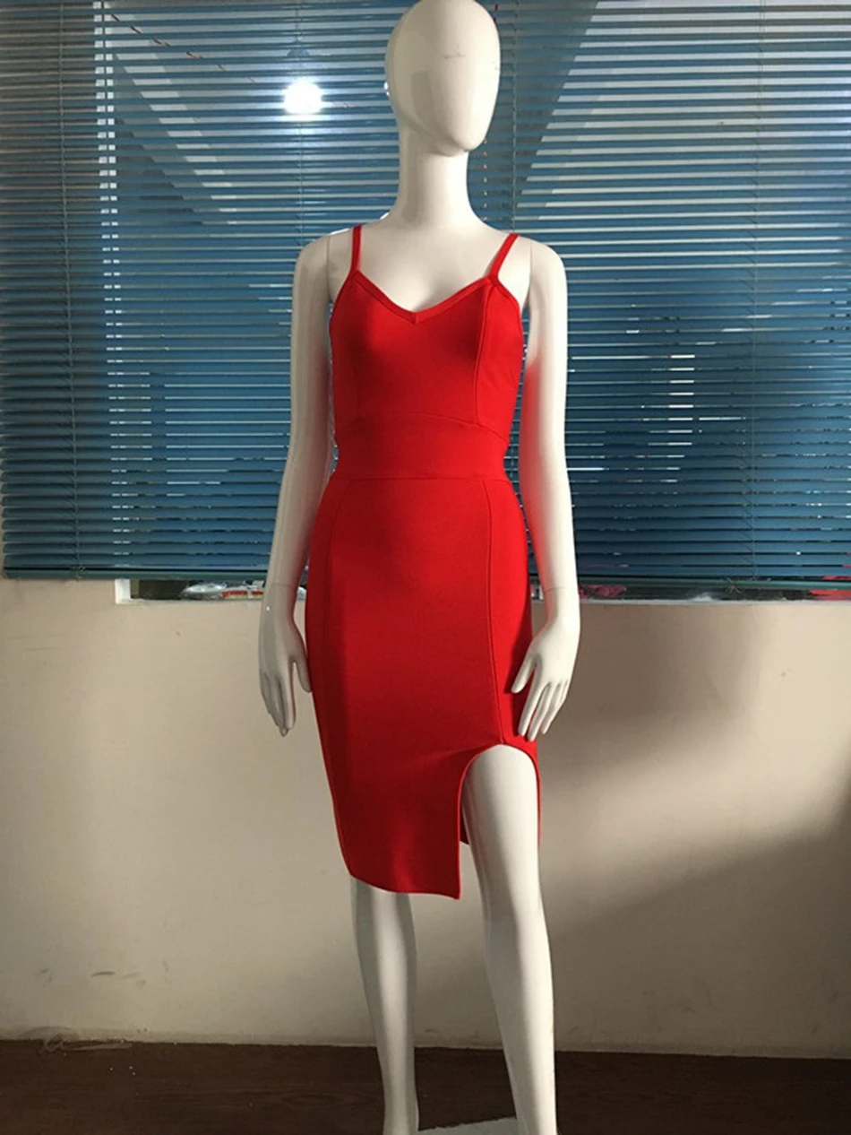 Женское облегающее платье с разрезом летнее красное на тонких бретельках