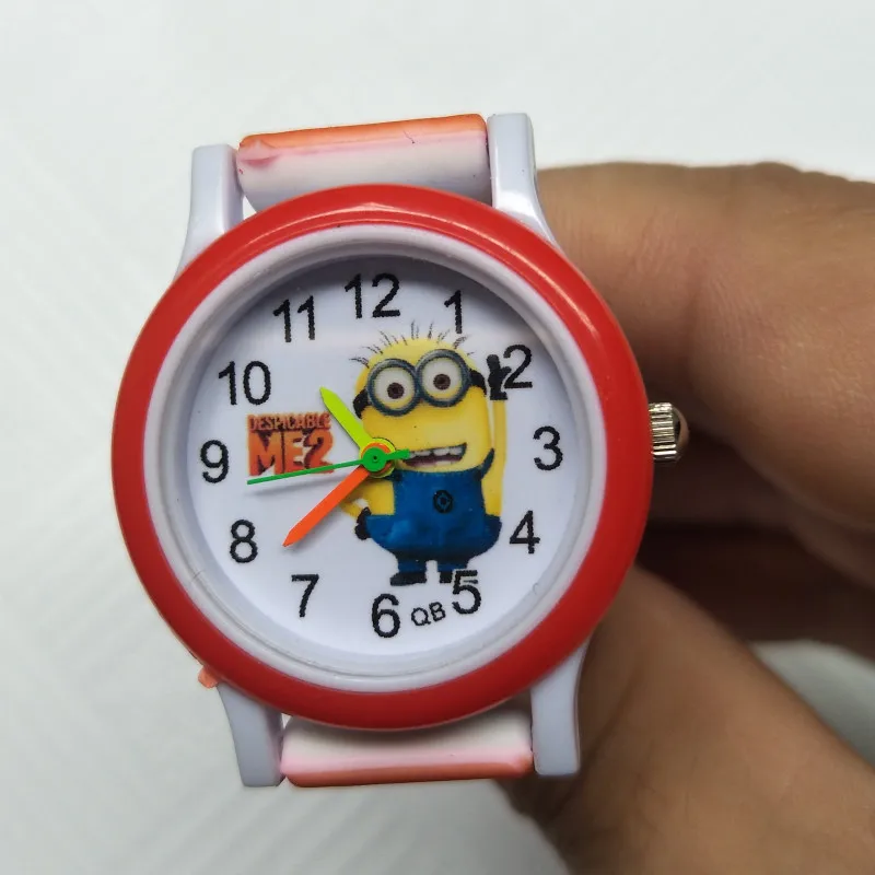 Модные детские часы с маленькими желтыми человечками и большими глазами гадкие