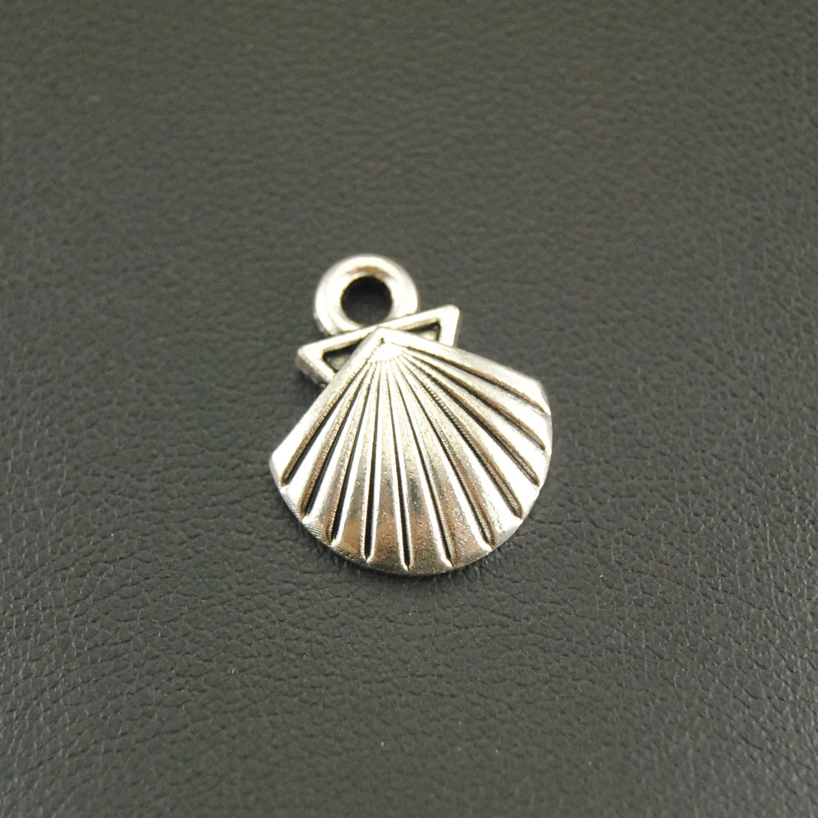 Подвески с морскими ракушками серебристые 14 х12 мм 8 шт. A668 | Украшения и аксессуары