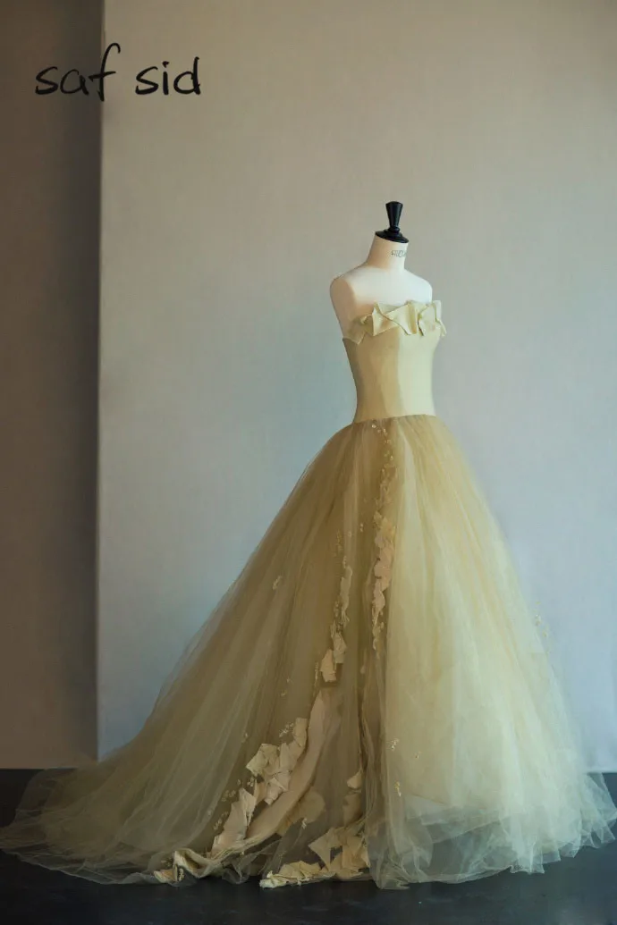 Красочное бальное платье без бретелек пышное свадебное длинное с аппликацией