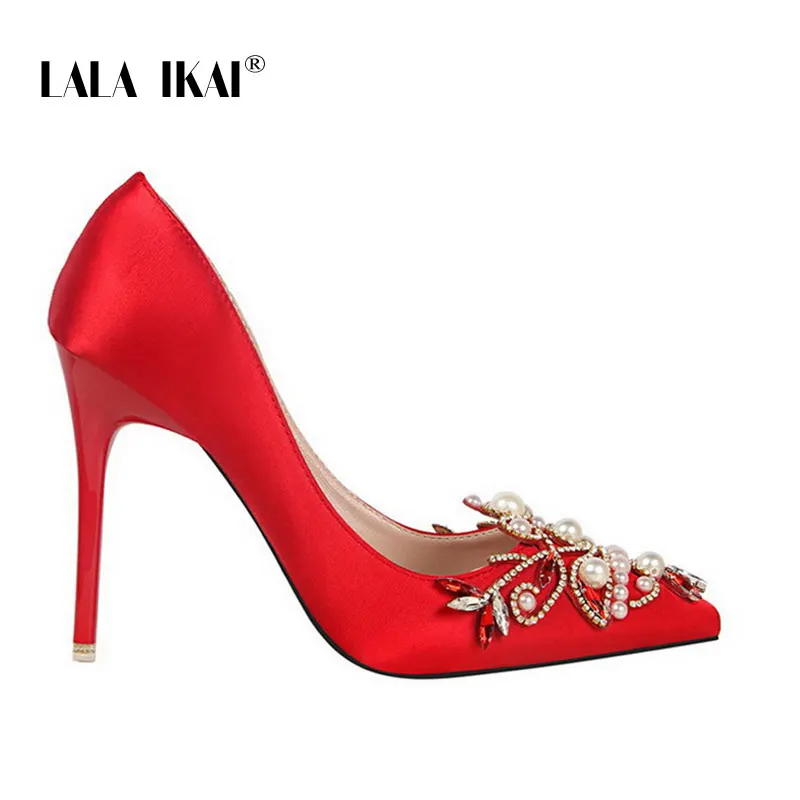 Red LALA IKAI/атласные туфли на высоком каблуке, украшенные жемчугом; женские туфли-лодочки с острым носком; свадебные туфли из флока; красные вечерние туфли-лодочки с цветочным узором; 014C0669-4 - Цвет: Red