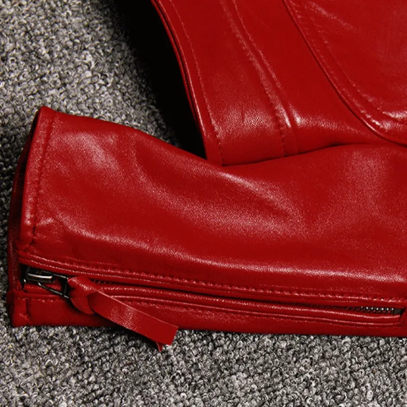 Женская короткая мотоциклетная куртка красная модельная из натуральной кожи в