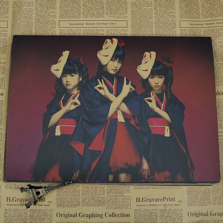 Металлический постер Babymetal с изображением девушки повязки вокруг металлической