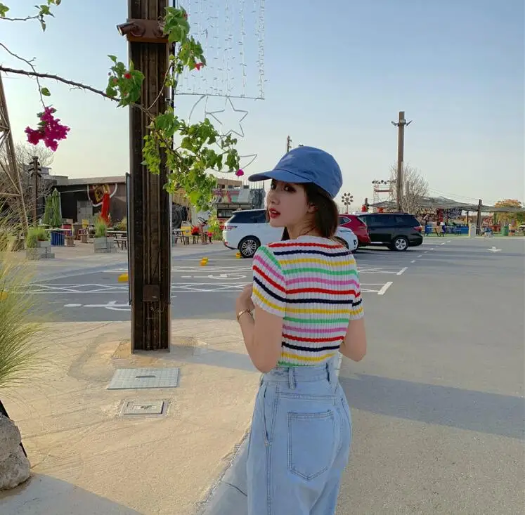 

Летняя женская облегающая трикотажная футболка в радужную полоску с коротким рукавом