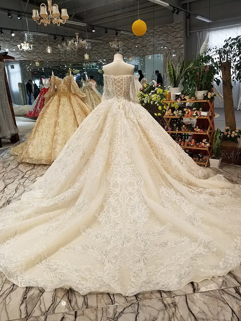 Свадебное платье цвета шампанского бальное на шнурках с длинными