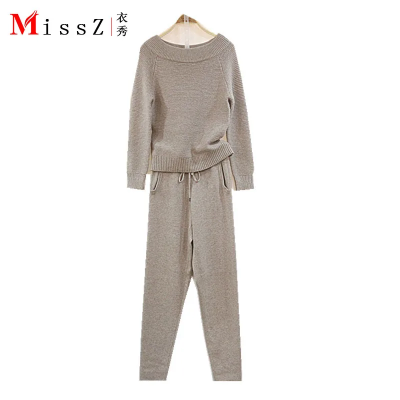 Женский трикотажный костюм из двух предметов с круглым вырезом и длинными