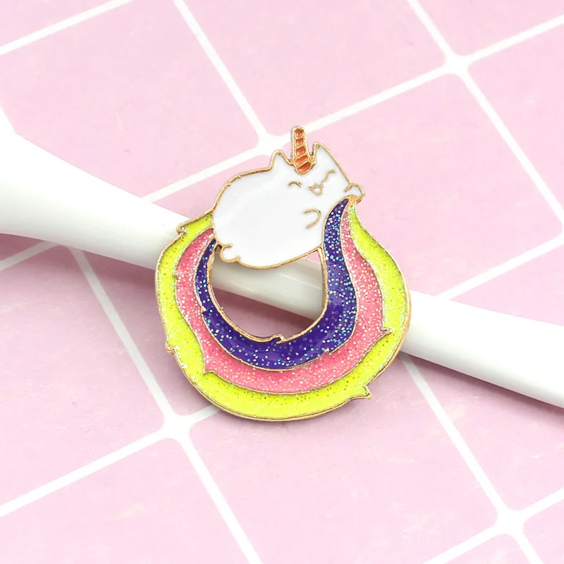 Мультяшный милый Единорог использует свою красочную гигантскую подушку для сна