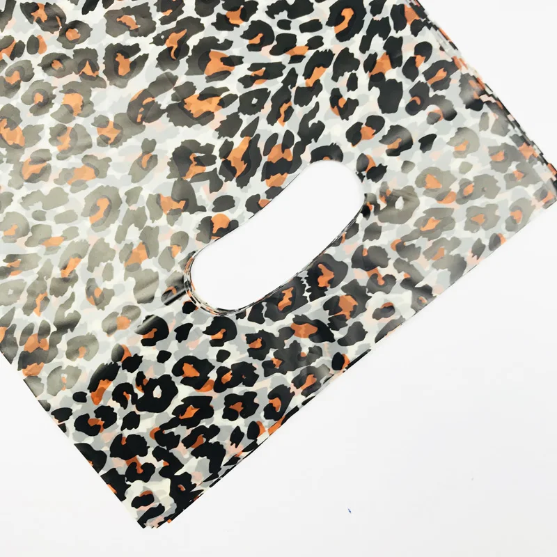 Сумки с пластиковой ручкой в леопардовый принт бежевого кофе цвета 20х30 см для упаковки подарков на Рождество и пакетирования одежды в бутике, 50 шт.