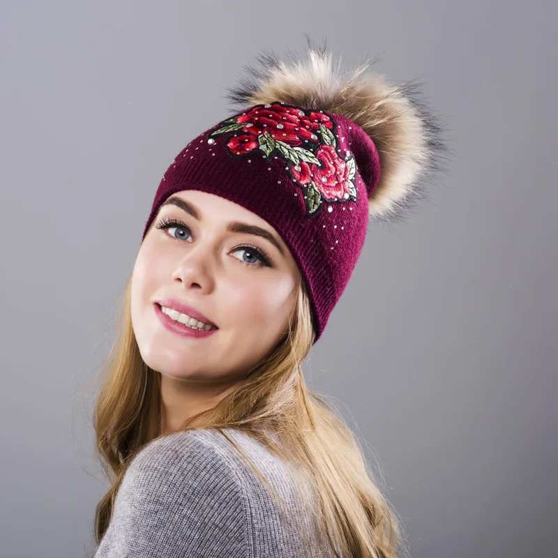Зимняя шапка женская вязаная теплая ушанка из шерсти цветок настоящий помпон