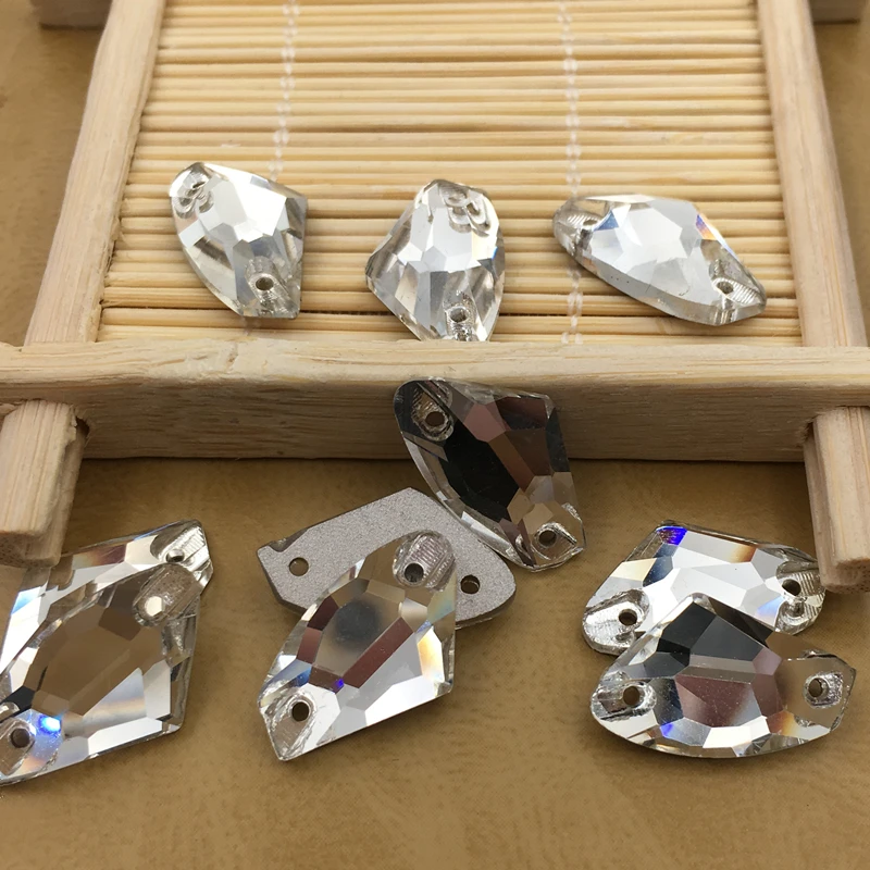 Белые плоские стеклянные кристаллы AX Форма пришивания Стразы с двумя