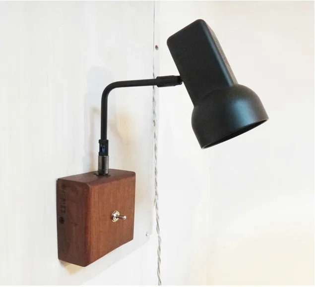 Скандинавская настенная лампа из черного железа в стиле лофт с деревянной основой для украшения прикроватного пространства.