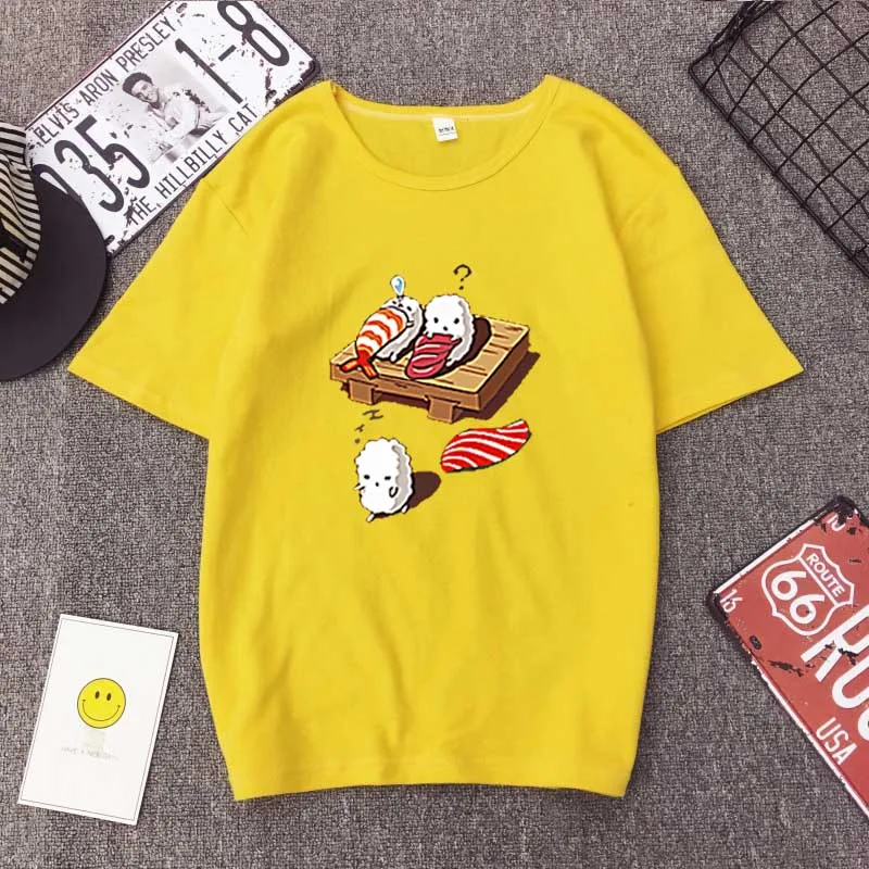 Женская футболка со змеиным принтом укороченная с рисунком японских суши и