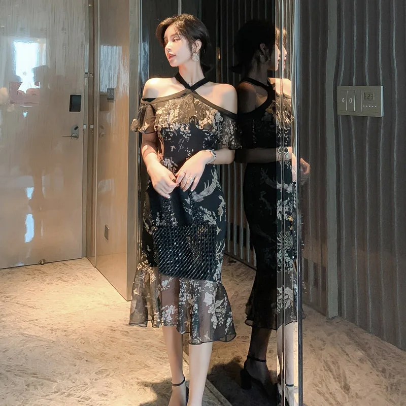 Женское элегантное платье с коротким рукавом лямкой на шее и открытыми плечами