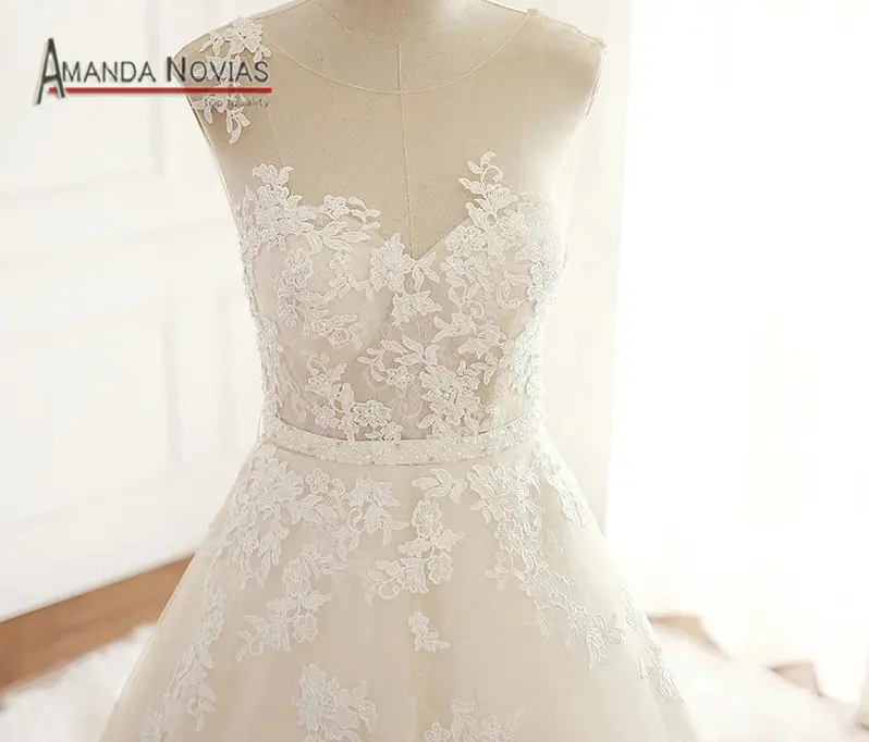 Свадебное платье с рукавами крылышками кружевная бисерная аппликация пояс