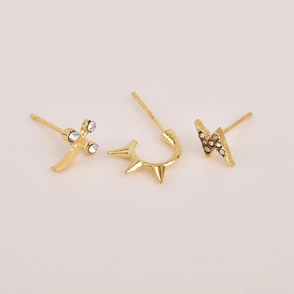 Женские сережки гвоздики новые модные с изображением меча и молнии Клубные