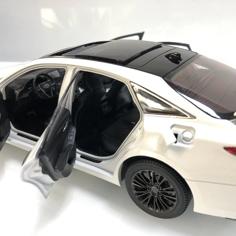 1:18 литья под давлением модель для Toyota Avalon белый Седан сплав игрушечный автомобиль миниатюрная коллекция подарок