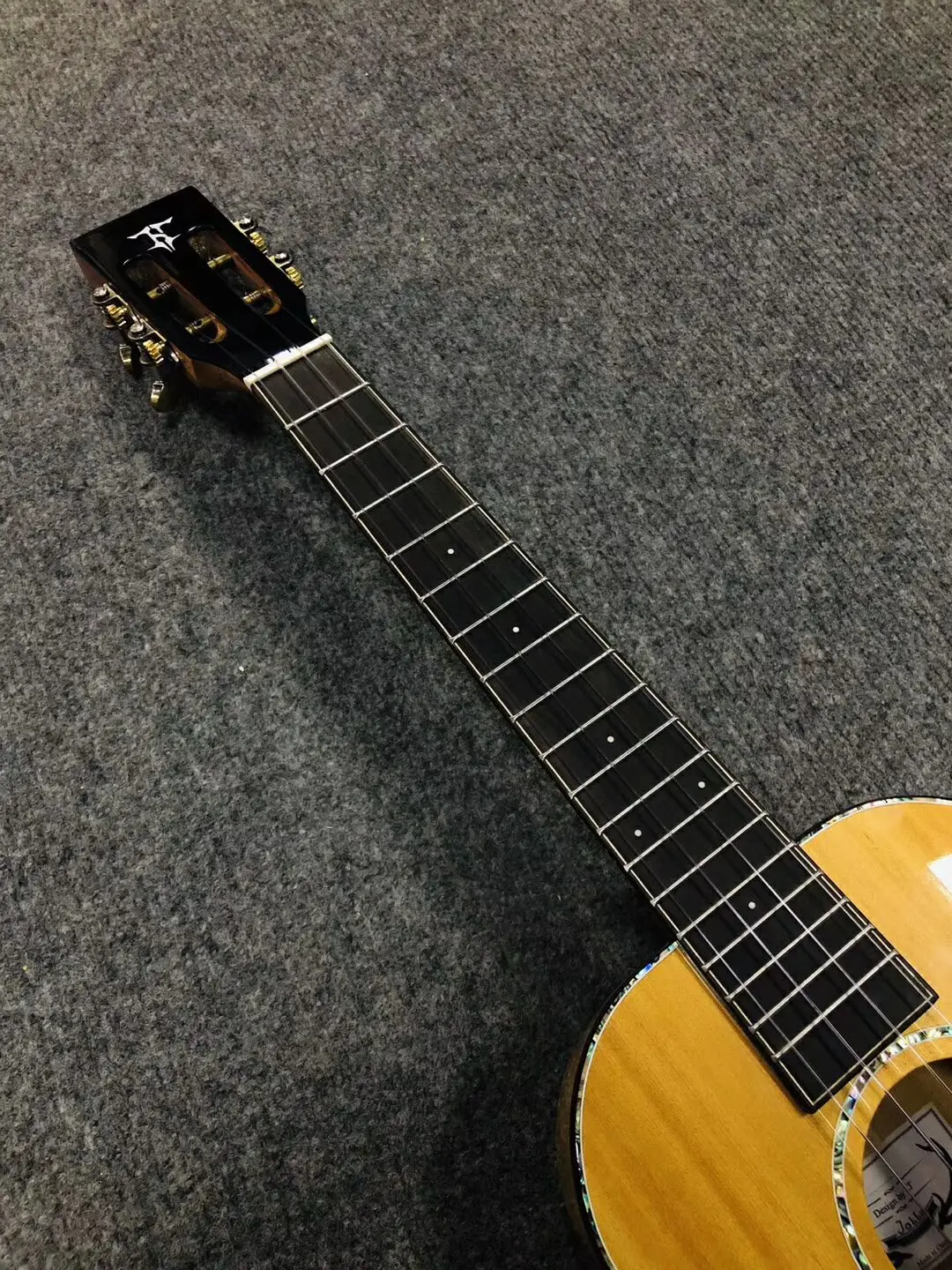 26-дюймовый дуб миниатюрная гитара укулеле-4-string Гитары, настенная панель, цвет очень позитивные