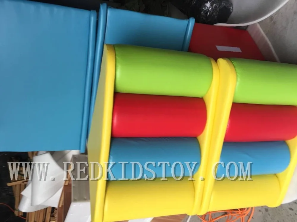 Небольшая игровая площадка на заказ с батутом подходит для дневного ухода легко