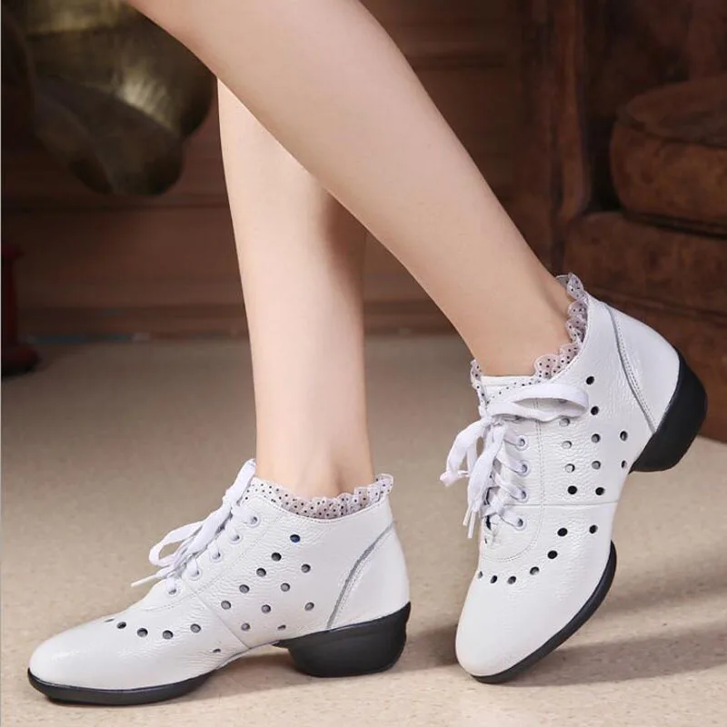 Женские туфли-лодочки из спилка на шнуровке с круглым каблуком красного белого и