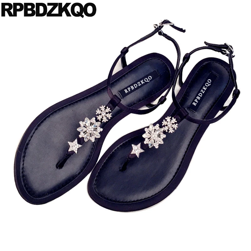 Женские босоножки с Т-образным ремешком черные на плоской подошве кристаллами 2021