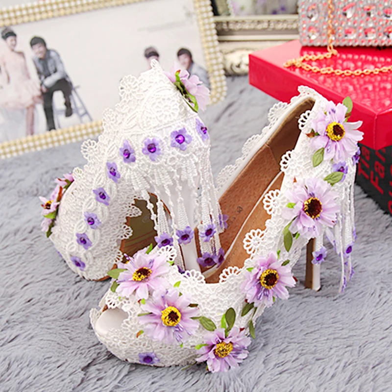 Белые свадебные кружевные туфли на высоком каблуке украшенные цветами Модные
