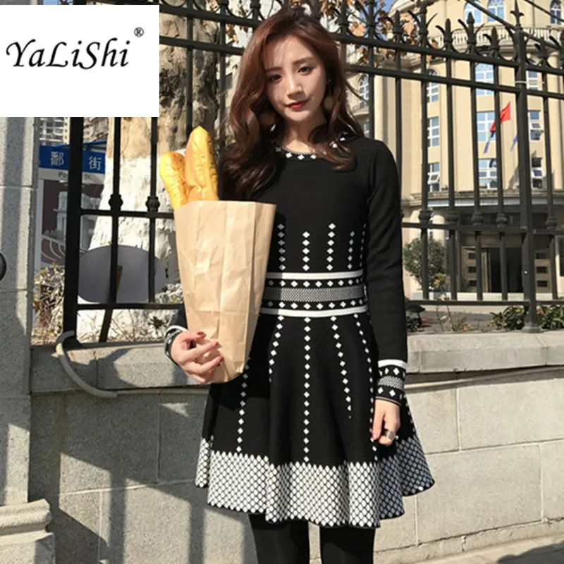 Женское трикотажное платье свитер черное облегающее трапеция с длинным рукавом