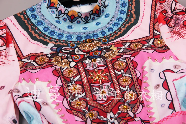 Женское плиссированное платье с длинным рукавом украшенное бусинами лето 2018 |