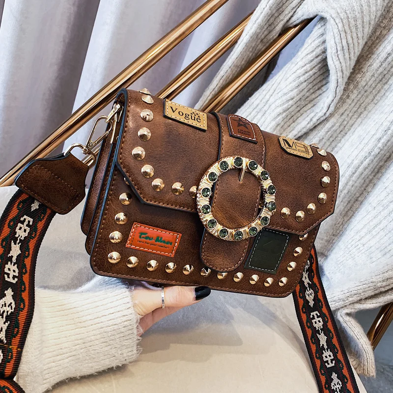 Винтажная сумка квадратная женская с широким ремешком черная из искусственной