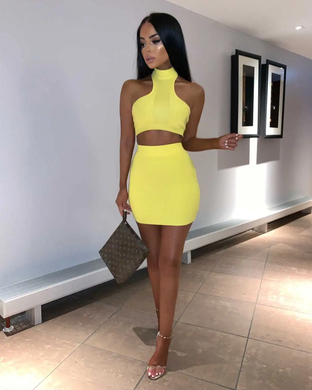 Женское мини платье без рукавов желтое облегающее из двух частей с круглым