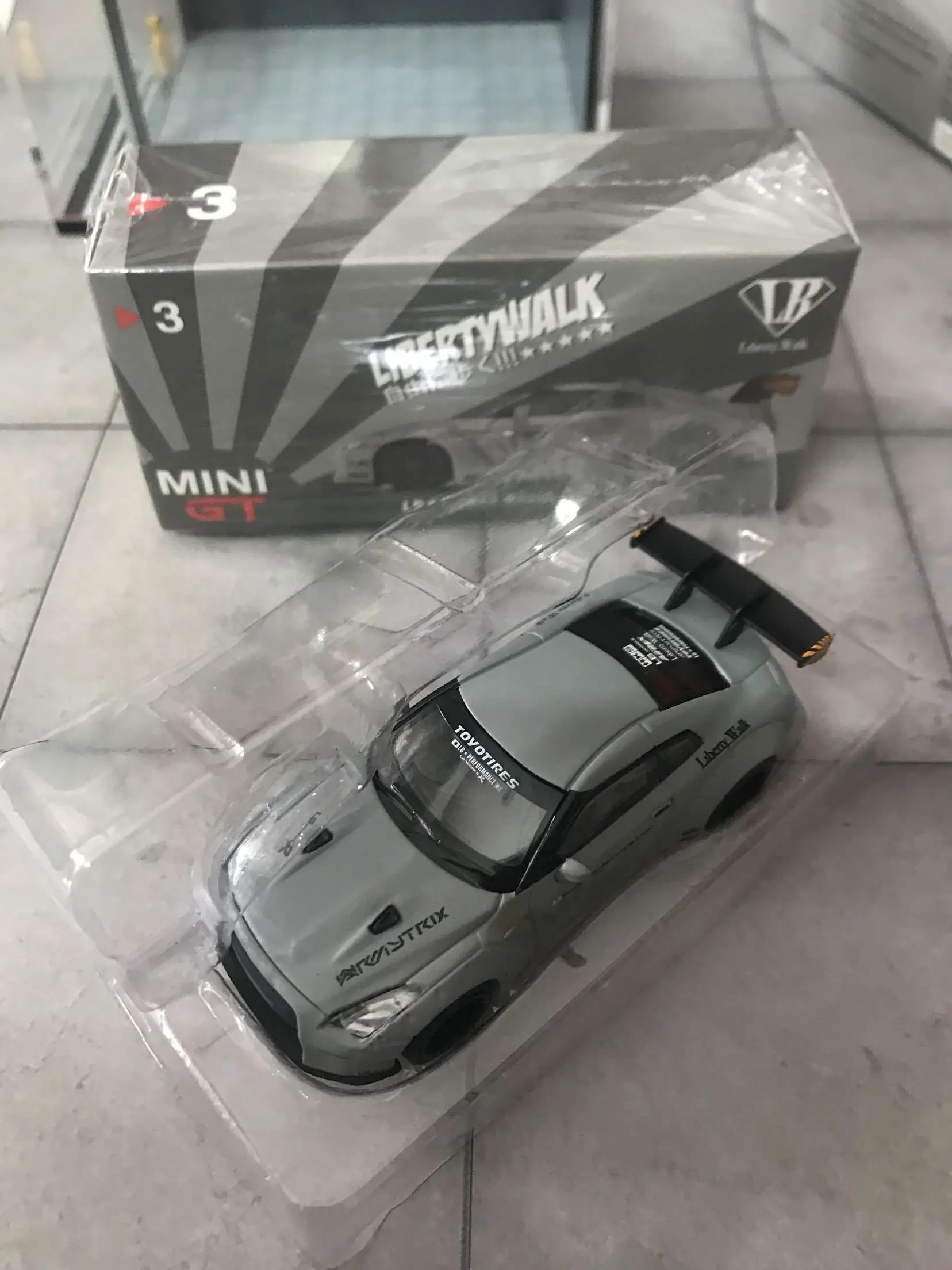 NISSAN GTR Литье смолы салон девушка дисплей окно другой реальный мальчик Фудзивара тофу магазин модель парковка сцена Игрушка пыли выставочный ящик - Цвет: NISSAN GTR