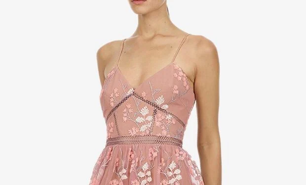 Женское летнее платье розовое вечернее с блестящей цветочной вышивкой и