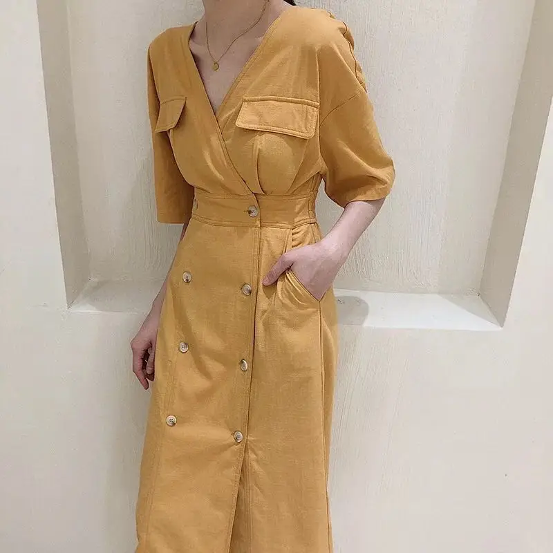 Платья с v-образным вырезом и расклешенными рукавами до середины голени на