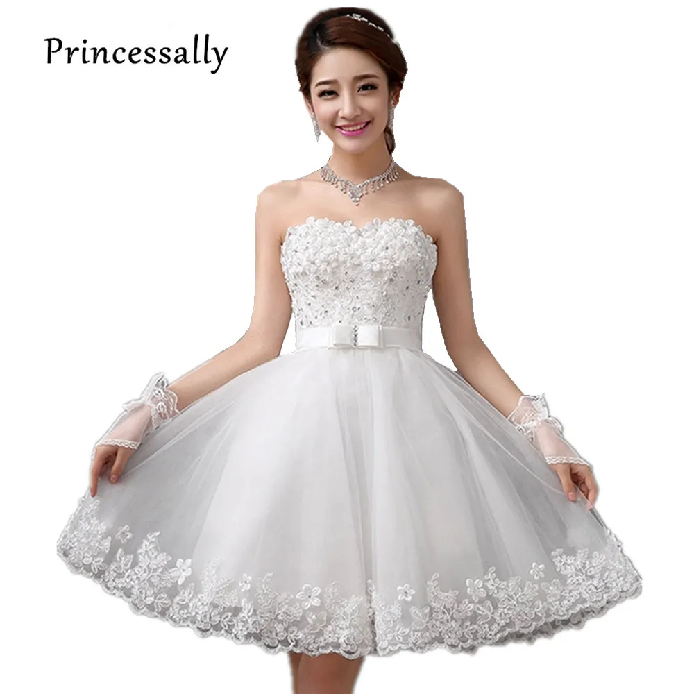 Короткое свадебное платье без бретелек белое с цветочным бисером и пышной юбкой