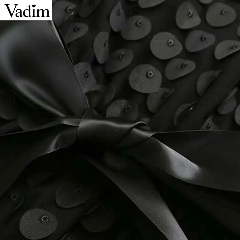 Женское мини платье Vadim шифоновое в горошек с треугольным вырезом и поясом