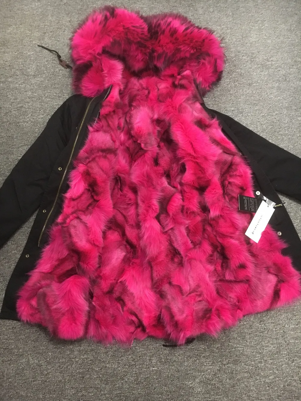 Зимняя куртка брендовая Стильная черная с большим воротником из меха енота