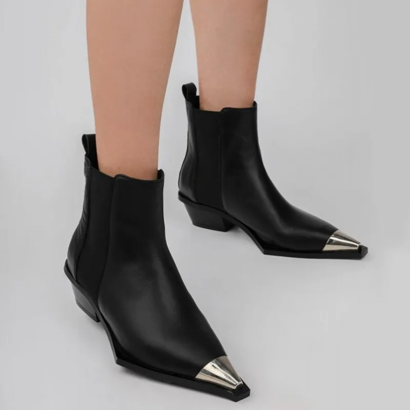 Зимние женские ботинки на блочном каблуке с острым носком и металлическим