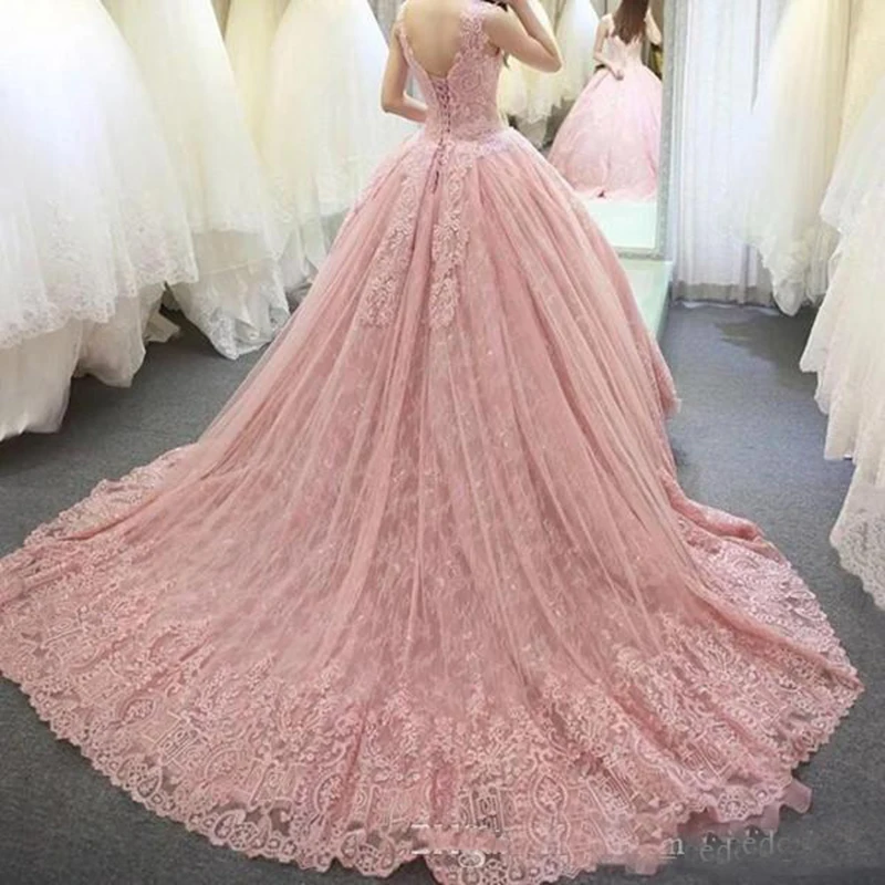Роскошные розовые платья Quinceanera A Line совок шеи развертки поезд Бальные платья для выпускного вечера Кружева Аппликации открытая спина Сладкие 16 Платья