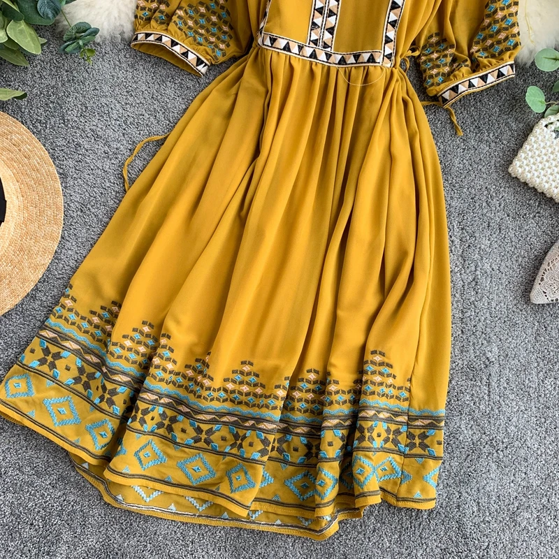 Женское шифоновое платье в этническом стиле с вышивкой и коротким рукавом