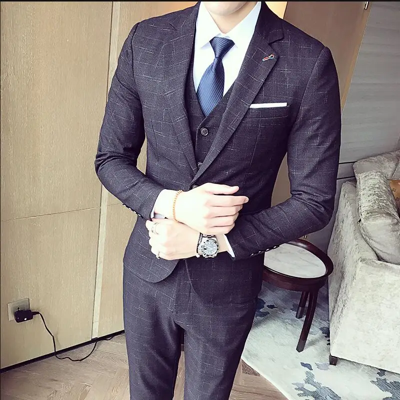 Мужской деловой костюм облегающий из трех предметов (куртка + брюки жилет) для