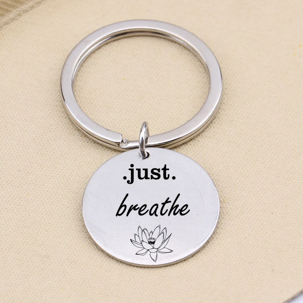Вдохновляющий брелок с гравировкой Just Breathe для мужчин и женщин йоги ювелирная
