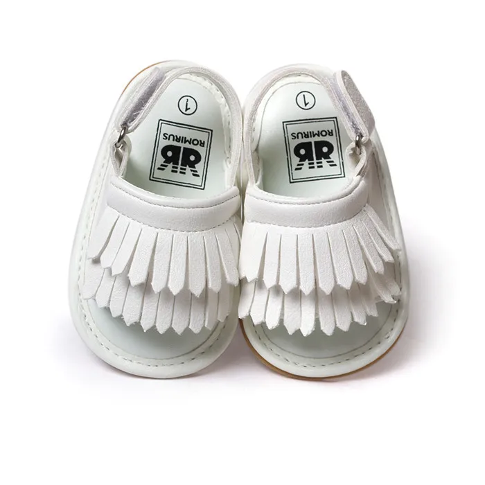 Детские кожаные сандалии белого цвета с кисточками популярные моксы для