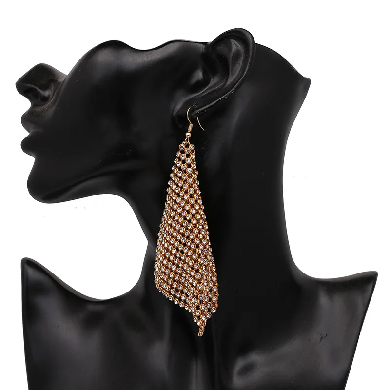 Новые модные Эффектные серьги с голографической цепью на осень фианитами для