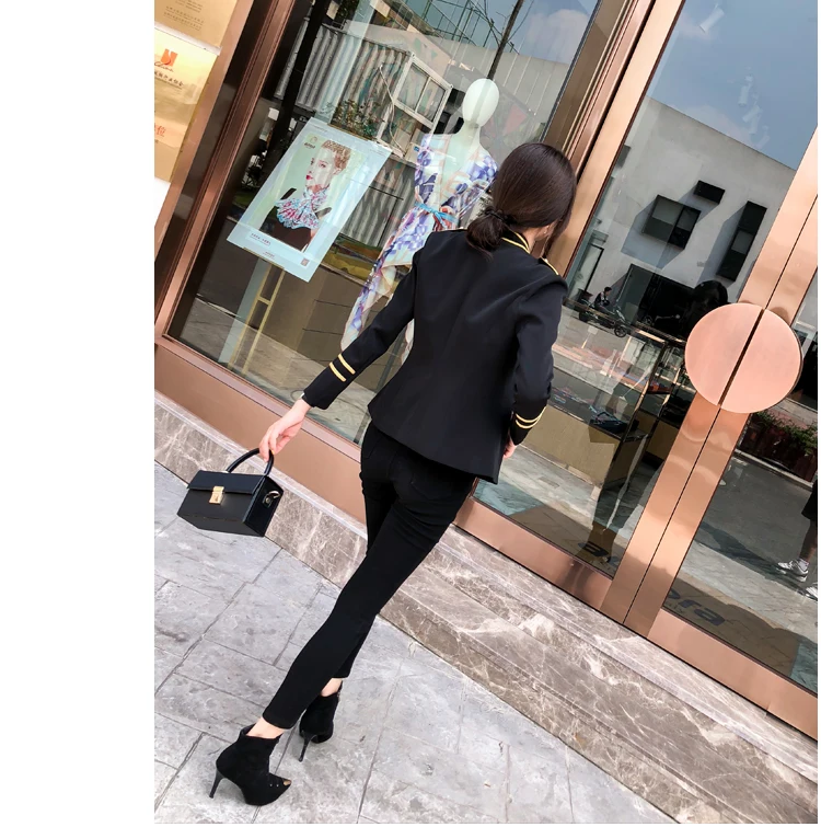 Женская короткая приталенная куртка в стиле милитари однобортная металлическая