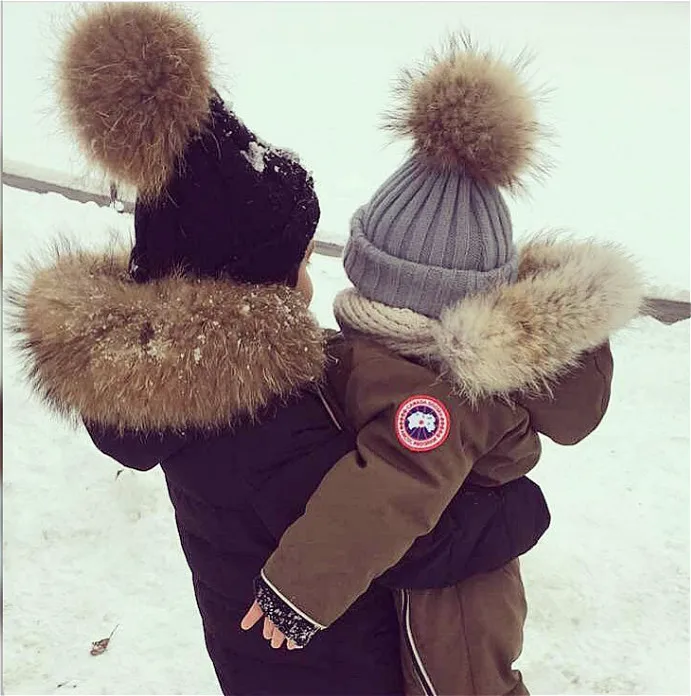 Енота меховая шапка зимняя шапка для детей в возрасте 2-7 лет, вязаная шапка зимние детские шапки для детей на осень-зиму на меху шапки с помпоном для девочек и мальчиков