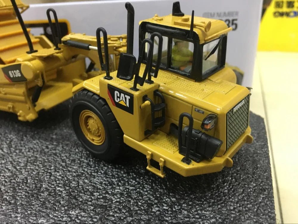 Скребок для колес CATERPILLAR CAT 613G с оператором 1/50 бренд DIECAST MASTERS DM85235 |