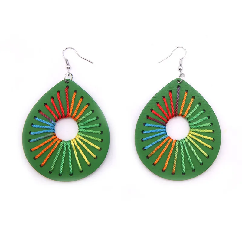 Женские большие висячие серьги YUKAM Boho резные деревянные радужного цвета