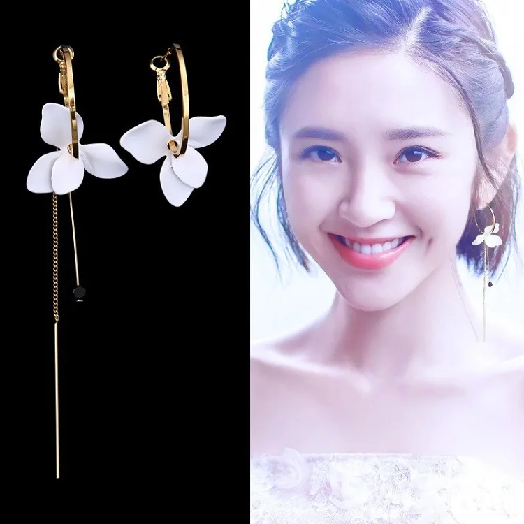 Женские асимметричные серьги с камелиями длинные иглы из стерлингового серебра