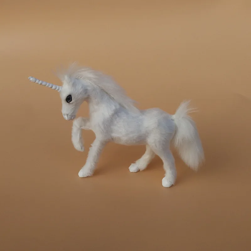 Милая маленькая игрушка единорог белая милая кукла из смолы и меха подарок около