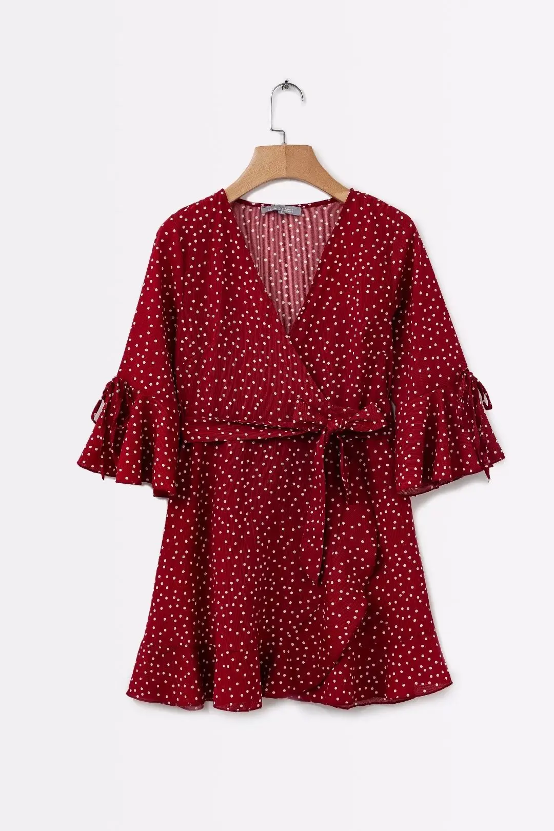 Красное платье в горошек летнее с коротким рукавом и треугольным вырезом